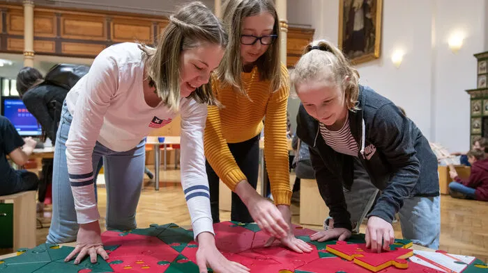In Graz läuft bis zum 12. April die Ausstellung "Mathematik zum Anfassen". Schülerinnen und Schüler sollen dabei Mathematik spielerisch kennen lernen und zwar mit Mozart oder Leonardo da Vinci. Die Wege zur Mathematik sind vielfältig ... und manchmal sehr kreativ.