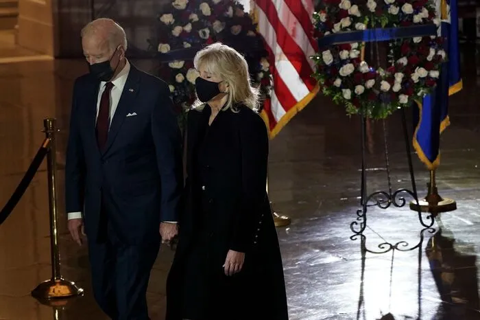 Gemeinsam mit First Lady Jill Biden suchte der Präsident die Rotunda des Parlamentsgebäudes auf.