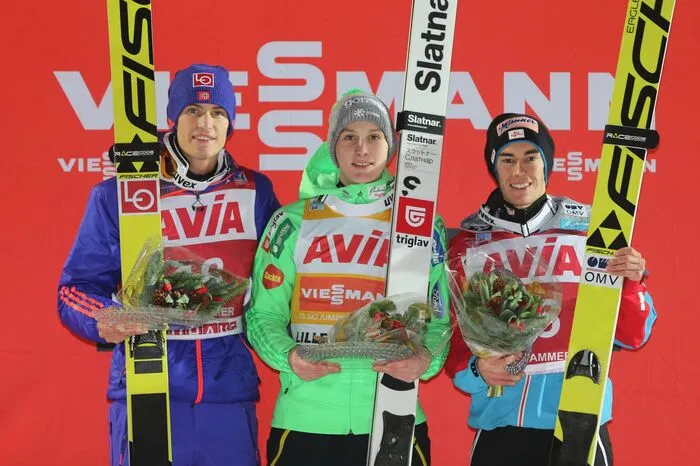 Lillehammer: Platz drei im ersten Bewerb, Rang acht im zweiten. Unbesiegbar scheint zu diesem Zeitpunkt der Slowene Domen Prevc. Auch das sollte sich im Laufe der Saison noch ändern.