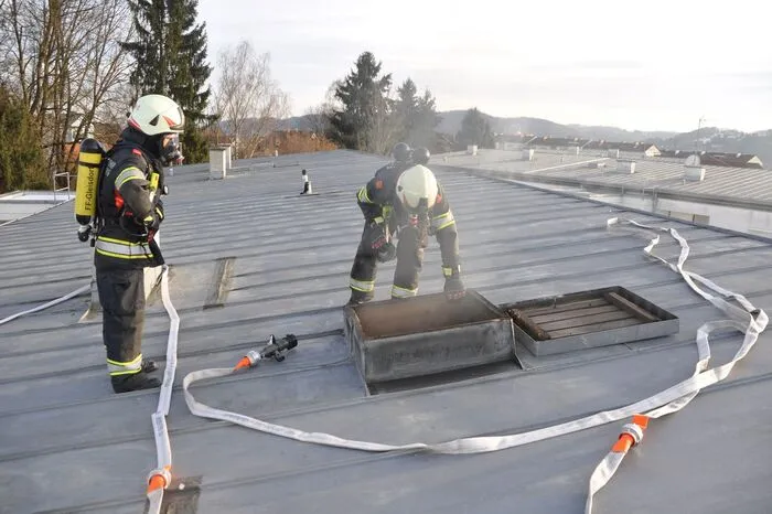 Die Feuerwehren löschten den Glimmbrand zwischen Dach und oberster Decke. Die Brandursache ist noch nicht bekannt.