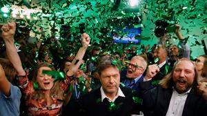 Grüne im Glück: Manche sehen Robert Habeck (Mitte) bereits als nächsten deutschen Kanzler