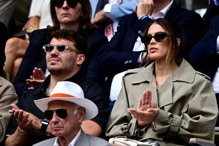 Rugby Spieler Antoine Dupont (L) mit Model und TV-Moderatorin Iris Mittenaere (R)