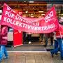 ABD0006_20231202 - WIEN - ÖSTERREICH: Warnstreik im Handel vor einer Thalia Filiale in Wien am Samstag, 02. Dezember 2023, nach einer Unterbrechung der KV-Verhandlungen. - FOTO: APA/GEORG HOCHMUTH