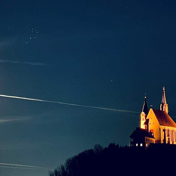 Leuchten in dunkler Nacht  | Fast scheint es, als würden sie um die Wette leuchten wollen: der Mond und die Wallfahrtskirche Judendorf-Straßengel. 