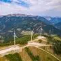 Luftaufnahme von den vier Windrädern des Windparks Silbersberg