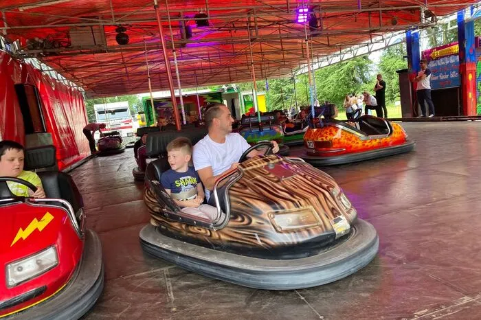 Geboten werden ein Autodrom, ein Karussell für Kinder, ein Schweinchenzug, ein Trampolin und eine Hüpfburg.