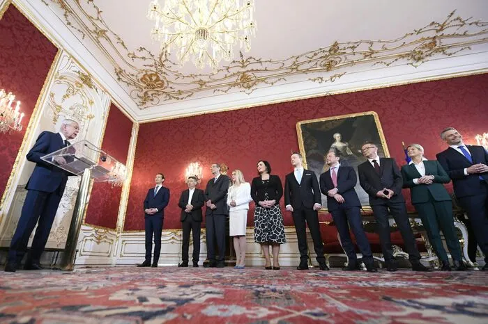 Das türkis-grüne Regierungsteam besteht - Staatssekretäre inklusive - aus 17 Personen und hat damit einen Minister mehr als das erste türkis-blaue Kurz-Kabinett.