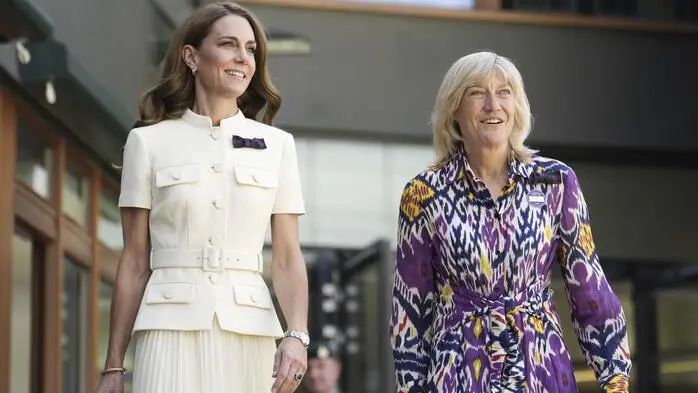Prinzessin Kate und die Vorsitzende des „All England Lawn Tennis Club“, Debbie Jevans. Sie entscheidet, wer in die 74 Sitzplätze umfassende Royal Box eingeladen wird. Inbegriffen: ein Lunch, Tea und Biscuits sowie natürlich das Privileg, ohne Schlangestehen ins Stadion zu kommen.