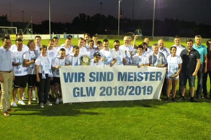 Gebietsliga West: SV Dobl Der SV Dobl überholte am letzten Spieltag der Saison noch Spitzenreiter Ligist und krönte sich somit zum Meister. Während Ligist in Eibiswald verlor, siegte Dobl in Stainz. In der Offensive sorgte vor allem das Trio bestehend aus Marko Pavic, Mario Damse und Mladen Hasija für zahlreiche Tore, aber auch Defensivspieler Mateo Kasalo konnte sich sechs Mal in die Schützenliste eintragen.