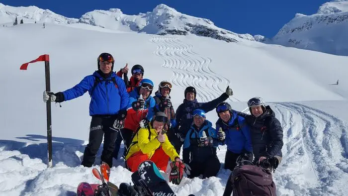 Beim Heliskiing in Kanada