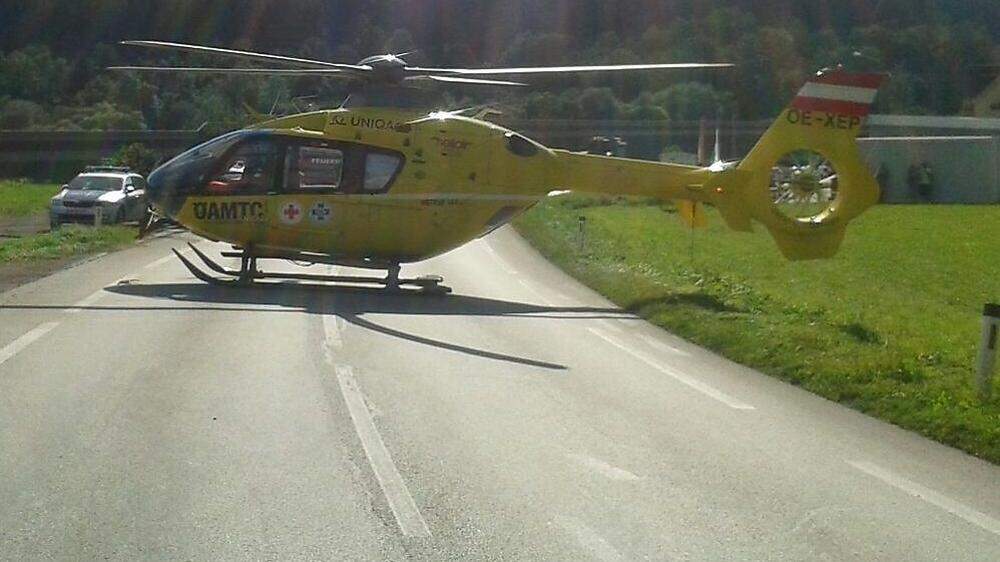 Der 15-jährige Mopedfahrer wurde mit dem C12-Hubschrauber ins LKH Graz geflogen