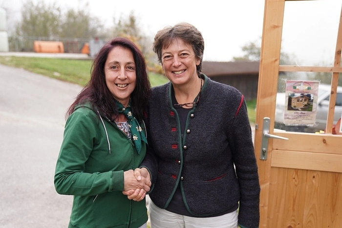 Kundin Dora Gmeiner-Jahn (rechts) kauft regelmäßig im Selbstbedienungshäuschen, zum dem Karin Pfeifhofer (links) die Idee hatte, ein.