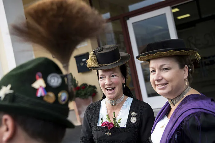 Wählerinnen mit Gamsbart und Dirndl in Bayern ziehen von jeher die Fotografen an
