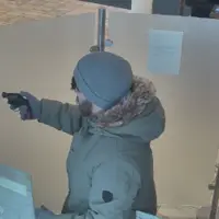 Fotos aus der Überwachungskamera. Wer ist der Täter? Laut Staatsanwaltschaft ein Ende 40-jähriger Kärntner, der in U-Haft sitzt