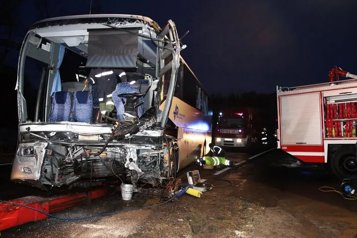 Ein Großeinsatz wurde ausgelöst. Zwei Notarzteinsatzmittel sowie neun Rettungsfahrzeuge machten sich auf den Weg zur Unfallstelle. 