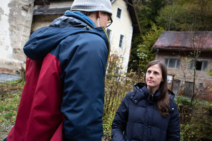 Dramaturgin Elisabeth Tropper im Gespräch mit Regieassistenten Sebastian Klinser.