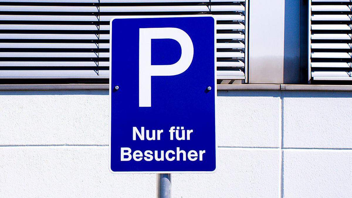 Wie lange dürfen Besucher auf dem Parkplatz stehen?