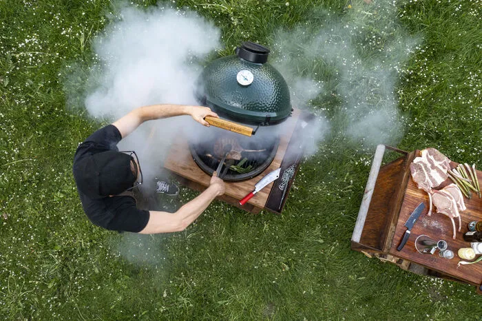 Auch ein (mit Holzkohle befeuertes) "Big Green Egg" hat er im Einsatz... 