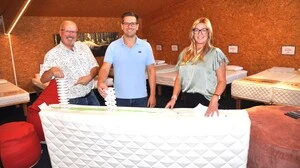 Geschäftsführer und Firmengründer Wilhelm Bretis, Geschäftsführer und Nachfolger Alfred Kinz sowie Prokuristin Ursula Maier (von links) mit dem innovativen Federkernsystem einer Matratze