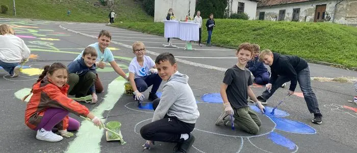 Schülerinnen und Schüler der Volks- und Mittelschule Gnas waren mit Pinsel und Farbtopf unterwegs