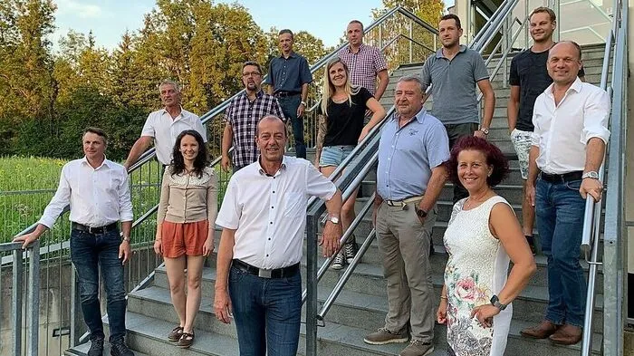 Bürgermeister Robert Schmierdorfer mit dem neuen gemeinderat von Albersdorf-Prebuch