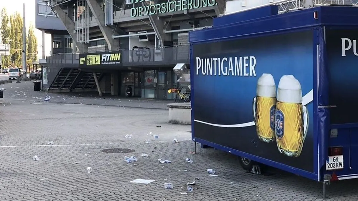 Fußballfans hinterließen Müllteppich am Stadionvorplatz