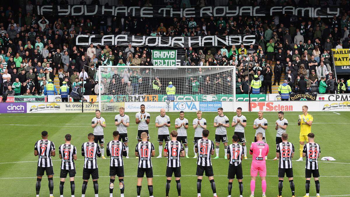 Ein Banner zeigt die Worte, die die Celtic-Fans skandierten.