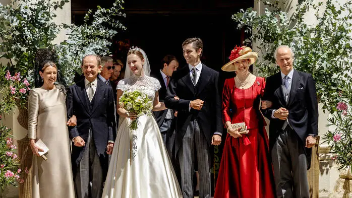Das Brautpaar (Mitte) Isabel Habsburg-Lothringen und ihr Ehemann Carlos de Palacio Gaytán de Ayala, mit dem Vater des Bräutigams (2.v.l.) Carlos Maria de Palacio y Oriol sowie den Brauteltern (rechts), Simeon Habsburg-Lothringen und Maria Prinzessin von Bourbon-Zwei Sizilien