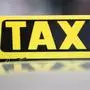 ABD0020_20180430 - WIEN - ÖSTERREICH: ++ THEMENBILD ++ Illustration zum Thema 'Taxi' - Ein Taxi-Schild aufgenommen am Montag, 30. April 2018, in Wien. - FOTO: APA/GEORG HOCHMUTH,sujet