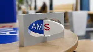 Das Logo des AMS auf einem Tisch | Das Logo des AMS auf einem Tisch