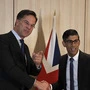 Der britische Premier Rishi Sunak und der niederländische Ministerpräsident Mark Rutte (links) vereinbarten, eine internationale Koalition zu bilden