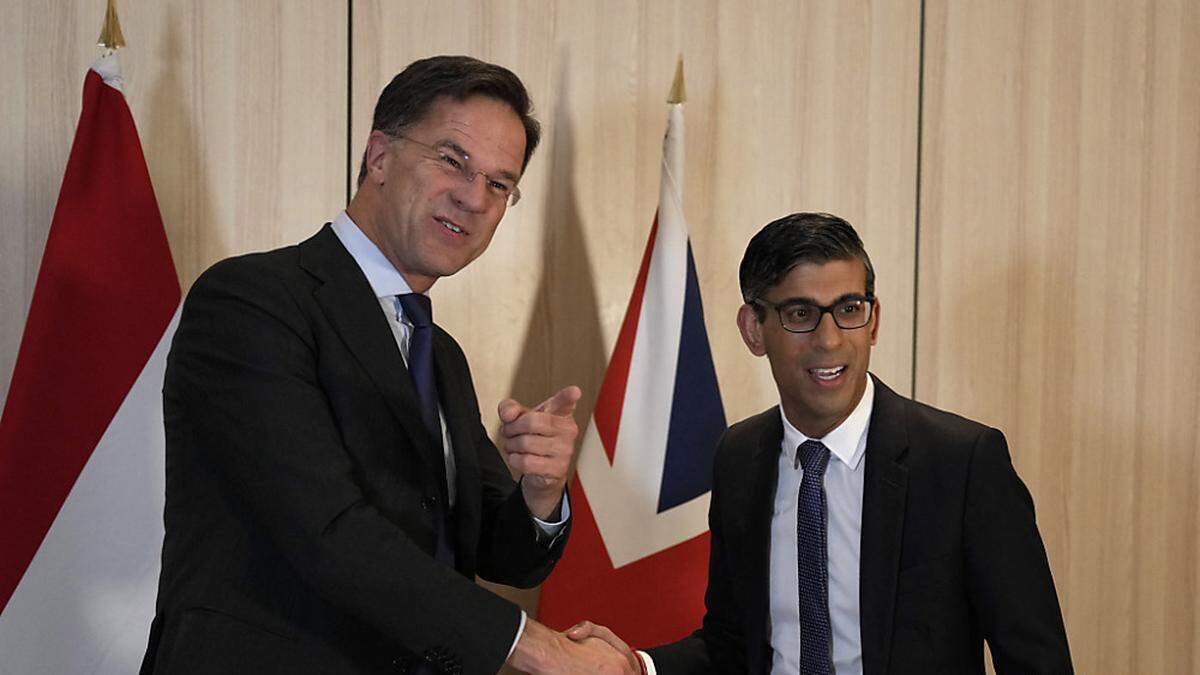 Der britische Premier Rishi Sunak und der niederländische Ministerpräsident Mark Rutte (links) vereinbarten, eine internationale Koalition zu bilden