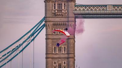 Marco Fürst und Marco Waltenspiel durchflogen die Tower Bridge
