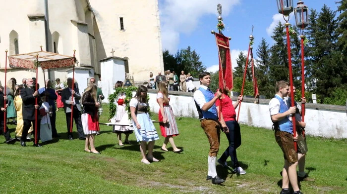 Zur Fronleichnamsprozession lud am Donnerstagvormittag Provisor Ramesh Jyothi nach St. Oswald ob Hornburg in der Gemeinde Eberstein.