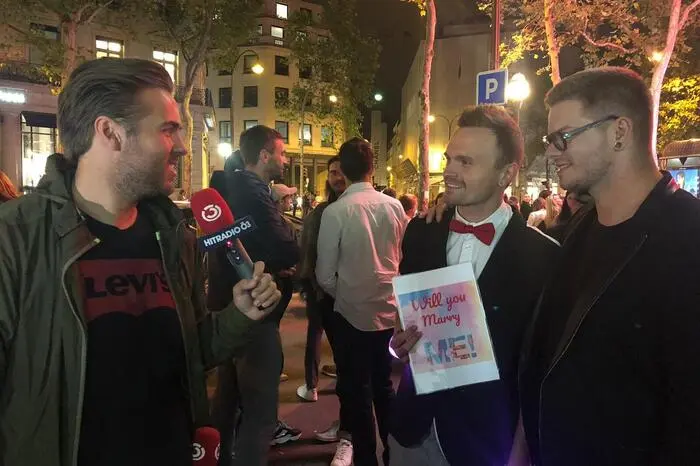 Reporter Martin Krachler (links) von Ö3 war beim Heiratsantrag live dabei.
