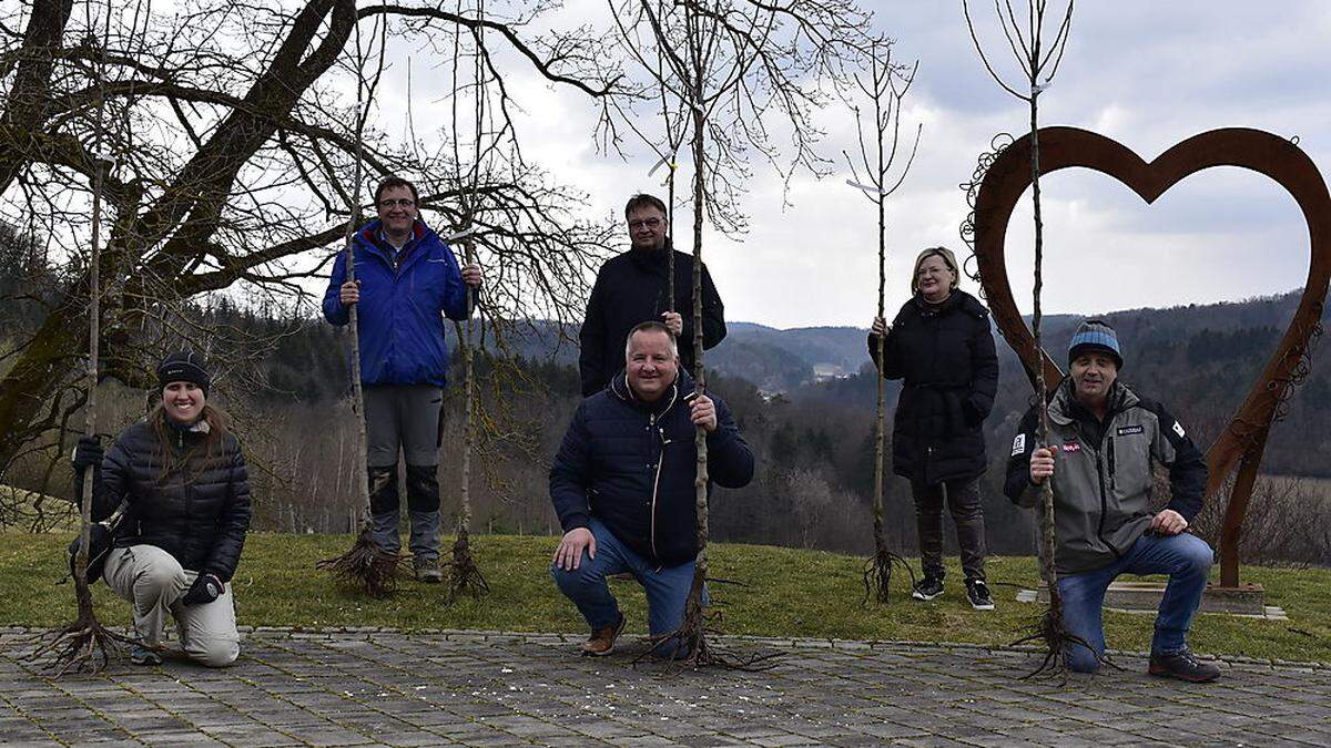 Pomologe Alois Wilfling, Bürgermeister Franz Kern, Hoteldirektorin Friederike Vass (alle stehend),  Biodiversitätsexpertin Cornelia Mähr, Hotelbesitzer Claudio Cocca und Dreiländer-Naturpark Raab-Geschäftsführer Karl Kahr