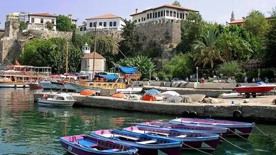 Weder die perfekte Urlaubskulisse noch die günstigen Preise oder der gute Service in den Hotels am Mittelmeer können so viele Touristen nach Antalya locken wie in den vergangenen Jahren