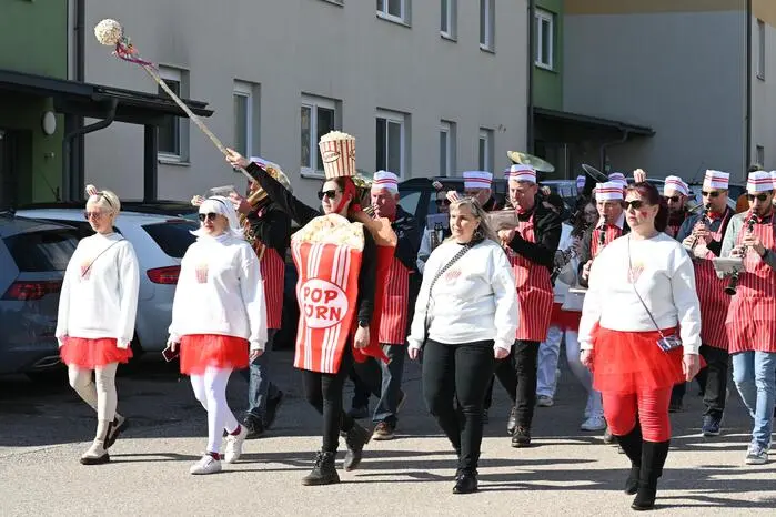 Mit schwungvoller Musik des Musikvereins Glantal-Liebenfels durch den Ort.