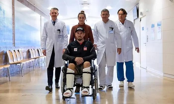 Das Ärzteteam im UKH Steiermark – Standort Graz mit Marina und Max Franz: Christian Kammerlander, Michael Plecko und Jürgen Mandl (von links)