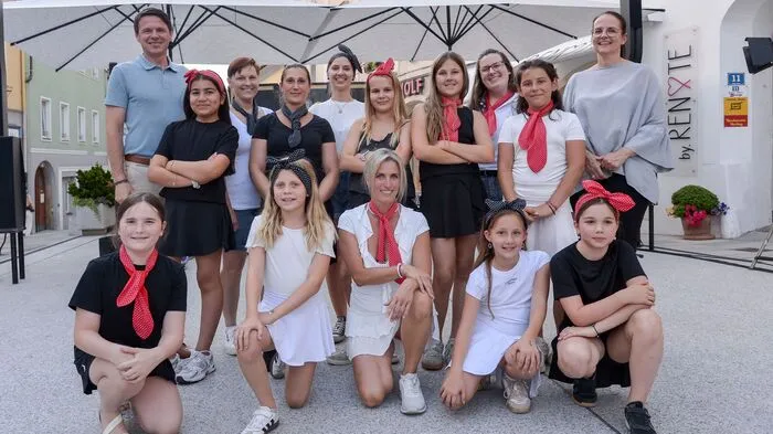 .Auch für Familien mit Kindern gab es spezielle Programmpunkte. Zur Eröffnung auf dem Hohen Platz gab es eine Showtanzeinlage vom Wolfsberger Turnverein, Magic Zuze trat mit seinem Zauberprogramm auf und Sonja Schatz brillierte mit Musicalträumen. Am Offner Platzl vor dem Cafino tanzten die Wolfsberger Draha, die Junggebliebenen Volkstänzer und die Landjugend St. Stefan auf. 