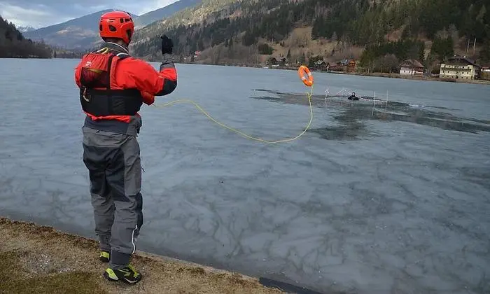 Die ÖWR-Einsatzkräfte üben eine Eisrettung