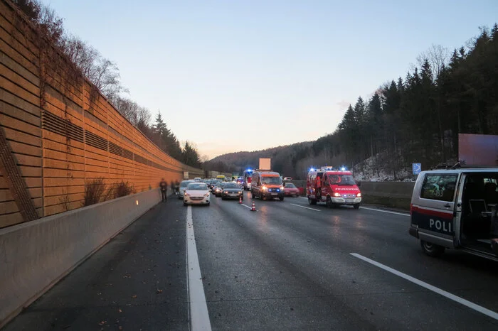 Eine zufällig vorbeikommende Polizeistreife und Ersthelfer befreiten die schwer verletzte Person.