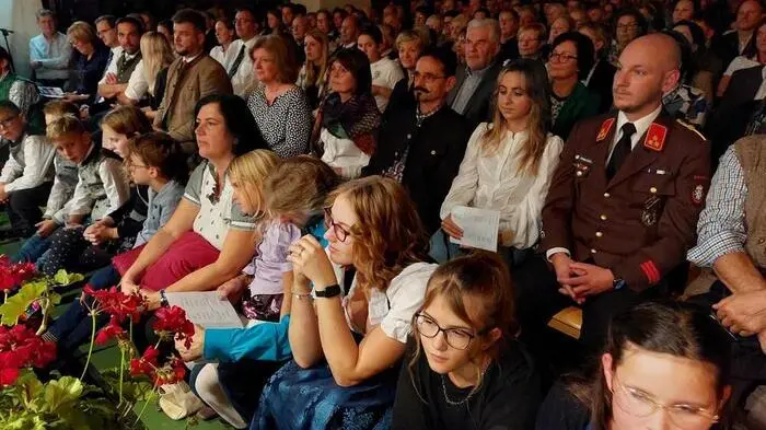 Der Veranstaltungssaal war zum Bersten voll mit Besuchern. Obmann Gerald Bacher konnte unter den vielen Gästen Abt Benedikt Plank, Landtagspräsidentin Manuela Khom, Bürgermeister Thomas Kalcher, Vizebürgermeister Martin Moser, Bürgermeister Peter Grabner, Bezirksobmann Klaus Hösele, Ehrenkapellmeister Hermann Tockner und Vereinsobleute begrüßen. Durch das Programm führte Elisabeth Tockner.