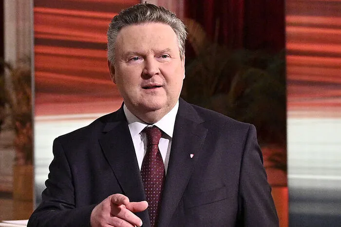 "Ich tät' einmal was essen, er sieht aus, als könnte er eine Portion vertragen." - Die Vorstellung, plötzlich in Gernot Blümels Körper aufzuwachen, macht Wiens Bürgermeister Michael Ludwig (SPÖ) hungrig.