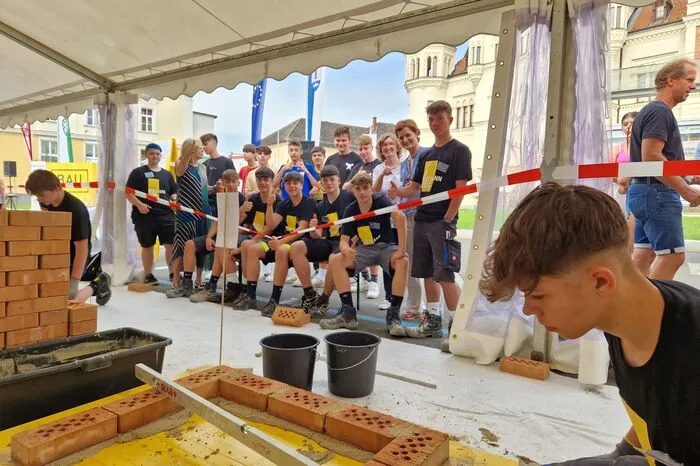 Tobias Fink erhält moralische Unterstützung von seinen Mitschülerinnen und Mitschüler aus der PTS Feldbach. Es hat sich für den Oberdorfer ausgezahlt: Er holte Platz zwei.