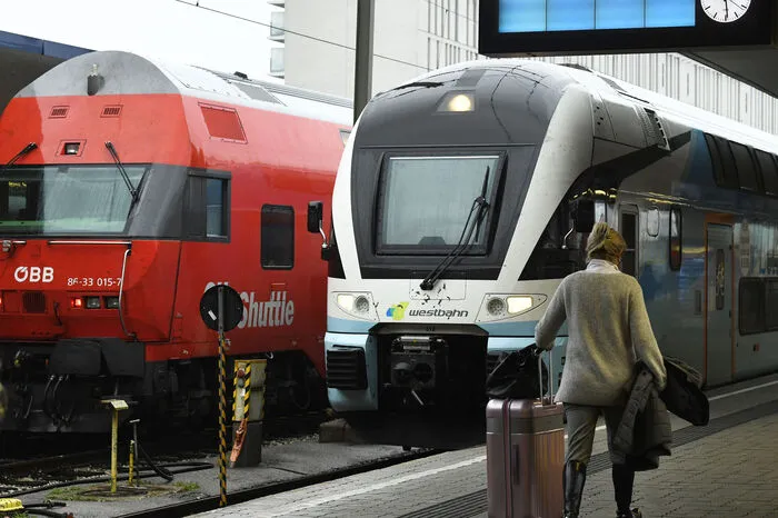 Da die ÖBB alle Züge still legten, waren auch andere Bahnbetriebe betroffen. Sowohl bei der Westbahn wie auch bei der GKB blieben die Züge in den Bahnhöfen.