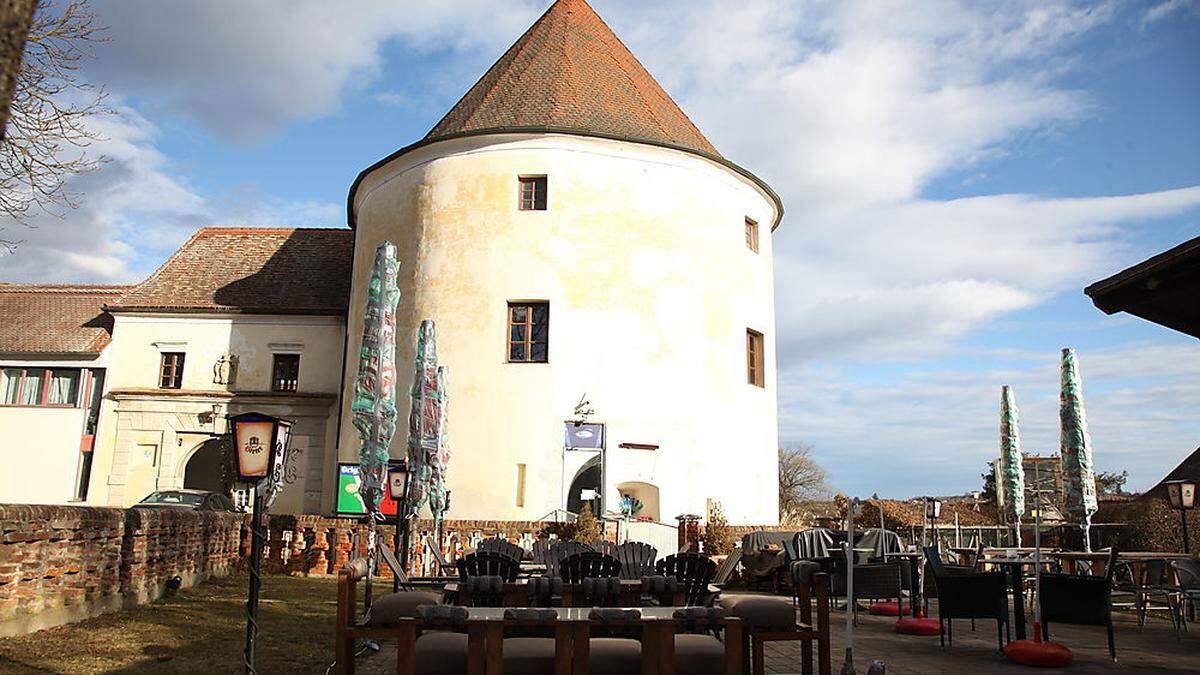 Das Schlosscafè im Rundturm des Schloss Burgau sah schon einmal bessere Zeiten. Jetzt regiert dort der Streit.