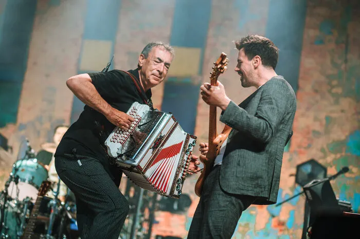 Hubert von Goisern mit Gitarrist Severin Trogbacher