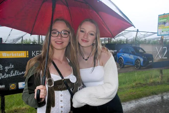 Trotz Regenwetter waren auch dieses Jahr wieder hunderte Gäste mit von der Partie. 