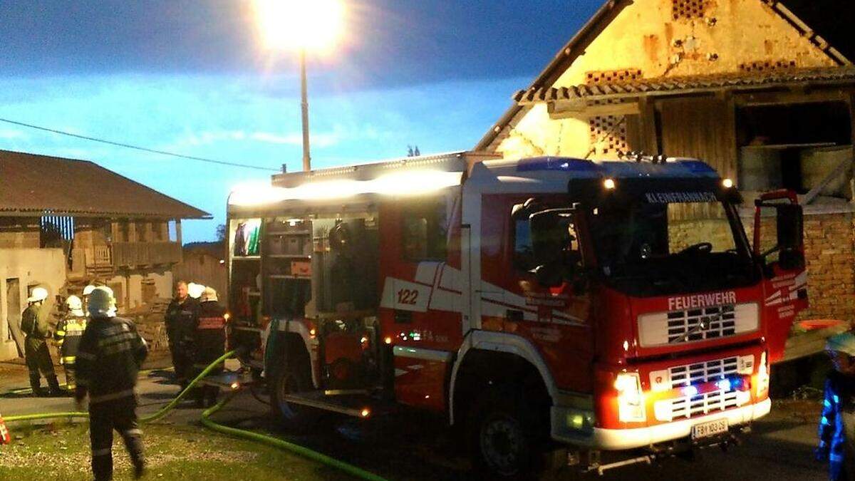 Die Feuerwehr konnte durch äußerst rasches Eingreifen ein Übergreifen der Flammen verhindern.